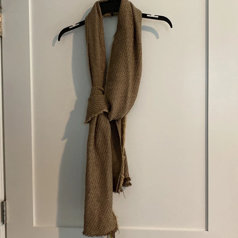 Gold thread fall scarf - Picture 2 of 6